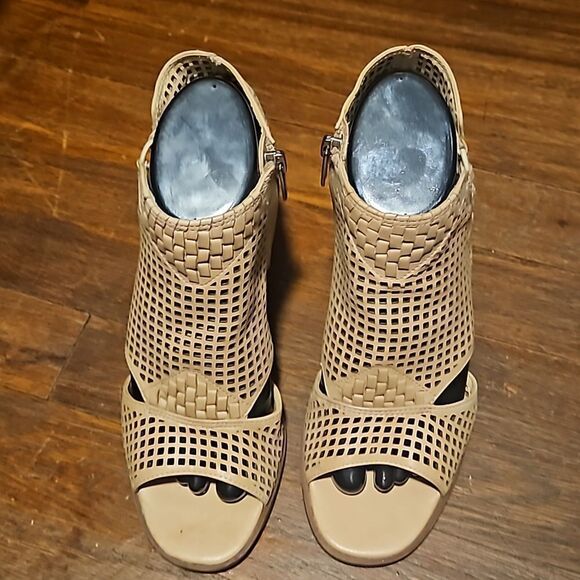 Vince Camuto Kampbell Grid Sandal 7M - Picture 1 of 8